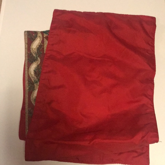 Pointesetta Holiday Table Runner 70 x 12.5 - Picture 8 of 11